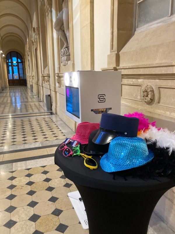 Animation d’anniversaire à Bourg-en-Bresse : pourquoi choisir une borne selfie ?